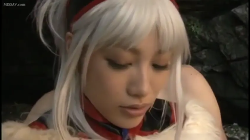 专注 · 面部特写 · 低头俯身 · 户外岩石 · 动漫Cosplay服 · 红发带 · 含弄行为 · 白发假发