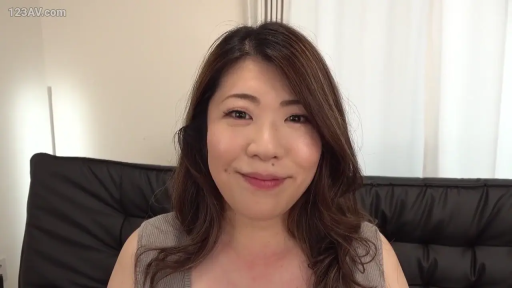 室内 · 坐姿 · 沙发 · 微笑 · 面部特写 · 居家 · 凝视 · 针织背心