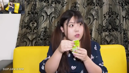 室内 · 坐姿 · 专注 · 半身 · 双马尾 · 黄色沙发 · 拆封 · 碎花连身裙