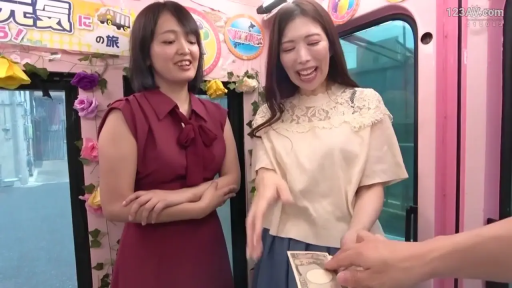 站立 · 休闲装 · 手部 · 多人 · 大笑 · 交易 · 日元 · 粉色车厢