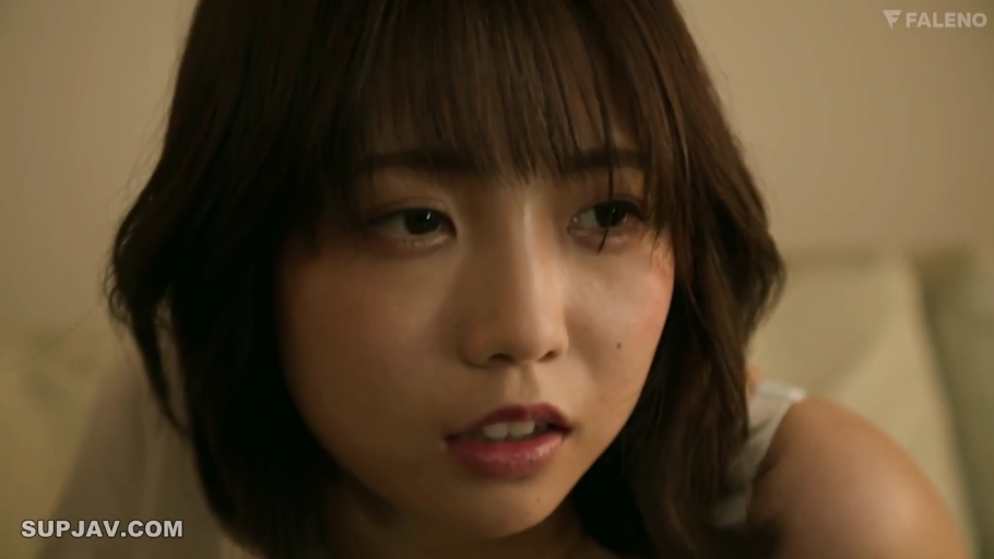 室内 · 俯身 · 脸部特写 · 凝视 · 白色吊带 · 日本AV · 微张口