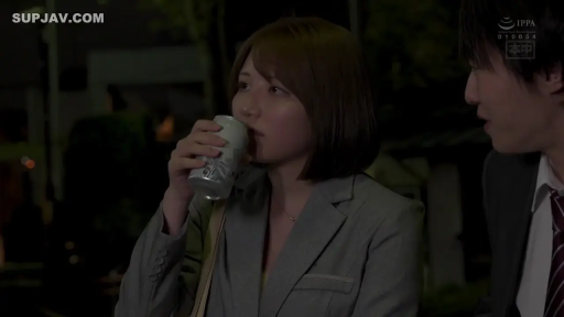 站立 · 中景 · 自然 · 屋外 · スーツ · 夜晚 · 喝饮料 · 罐装饮料