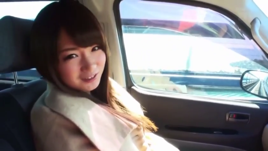 座り姿勢 · 微笑 · 半身 · 对视 · 车内 · 汽车座椅 · 浅色外套 · 日间