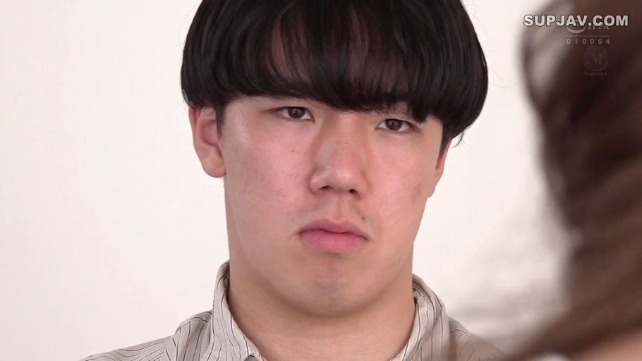 室内 · 严肃 · 条纹衬衫 · 面部特写 · 凝视 · 正面 · 成年男性