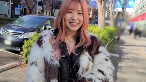 站姿 · 微笑 · 面对镜头 · 街道 · 上半身特写 · 皮草外套