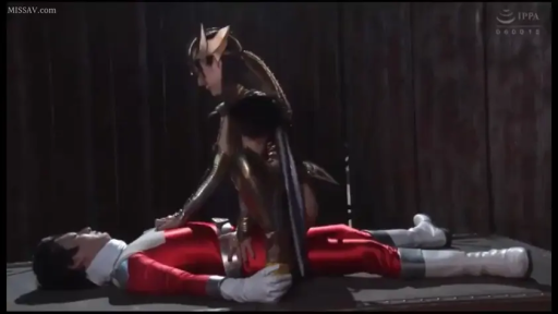 简陋室内 · 骑乘姿势 · 不适用 · Cosplay道具 · 角色盔甲 · 身体压制 · 特摄片风格