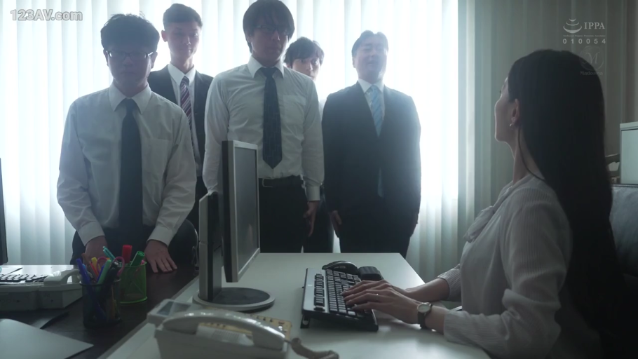 坐姿 · 办公室 · 中景 · 电脑 · 自然 · 办公 · 职场 · 正装