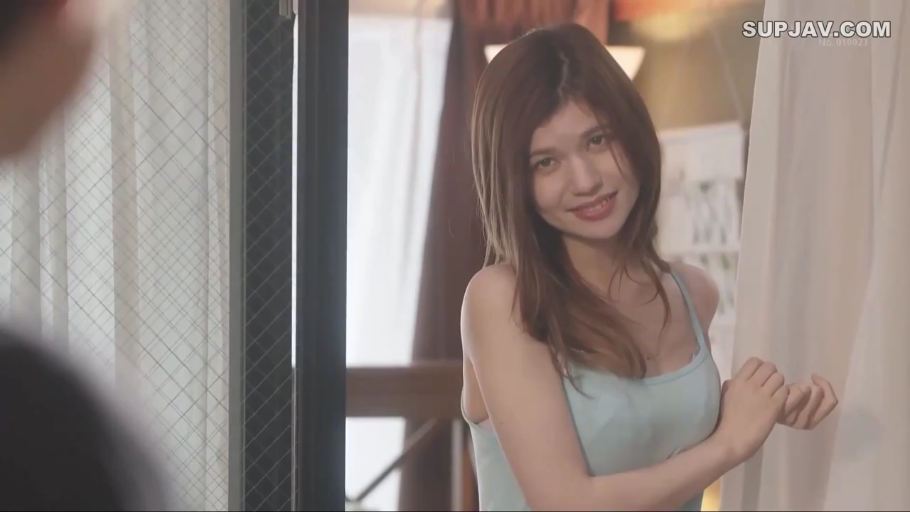 室内 · 站立 · 微笑 · 半身 · 居家 · 对视 · 窗帘 · 吊带背心