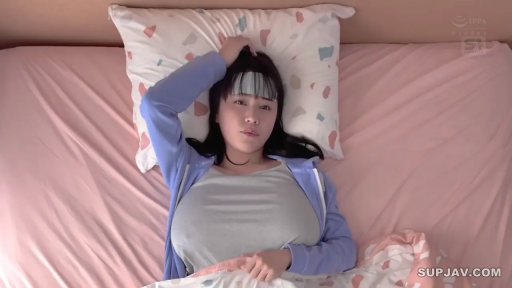 巨乳 · 退热贴 · 蓝色连帽衫 · 上半身 · 平躺 · 卧室床铺 · 休息 · 倦态