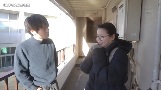 Conversation · 羽绒服 · shy · Medium shot · Standing Posture · Armrest · Plot · Corridor