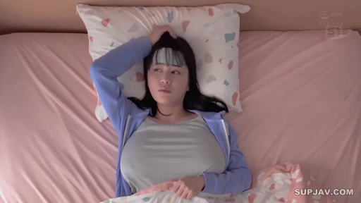 巨乳 · 上半身特写 · 躺姿 · 卧室床上 · 虚弱 · 退热贴 · 灰色背心搭蓝色外套 · 养病