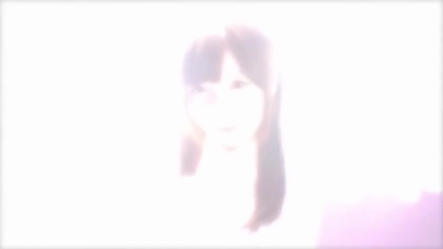 室內 · 臉部特寫 · 微笑 · 注視 · 正面 · 不詳 · 过曝