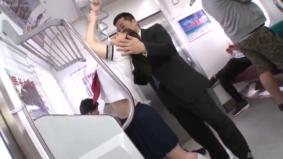 中景 · 水手服 · 电车内 · 站立拉环