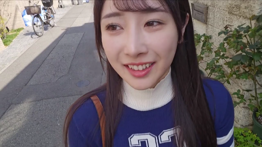 室内 · 面部特写 · 亲吻 · 多人 · 惊讶 · 发饰 · 红色礼服 · 被簇拥