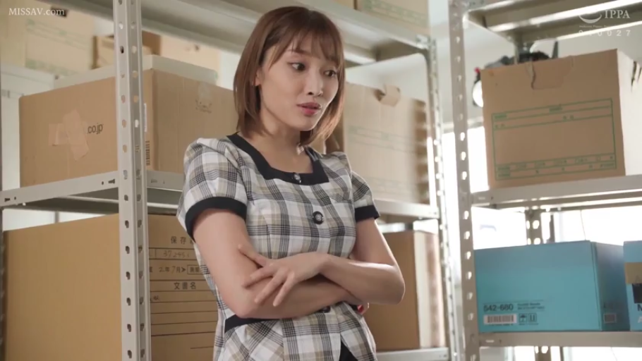 半身 · 纸箱 · 凝视 · 職場 · 仓库 · 思考 · 格子制服 · 抱胸