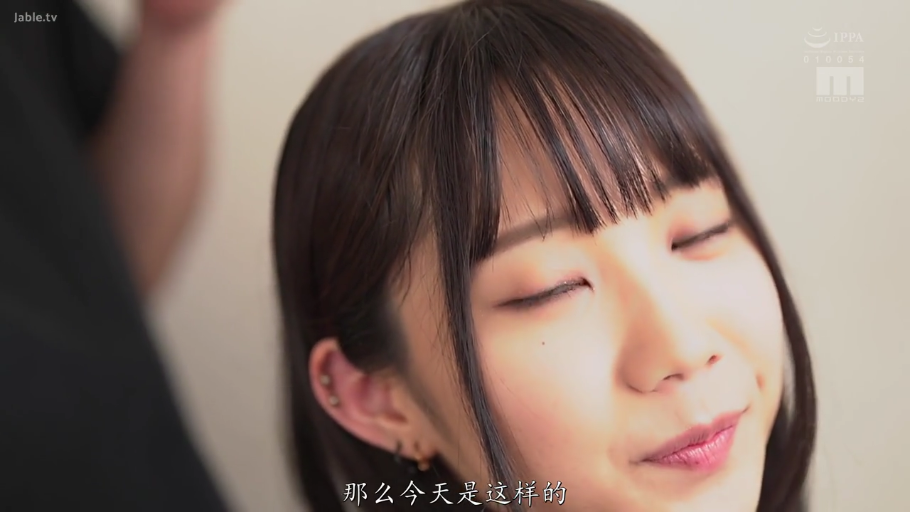 室内 · 微笑 · 字幕 · 耳环 · 面部特写 · 注视 · 休闲服 · 斜视