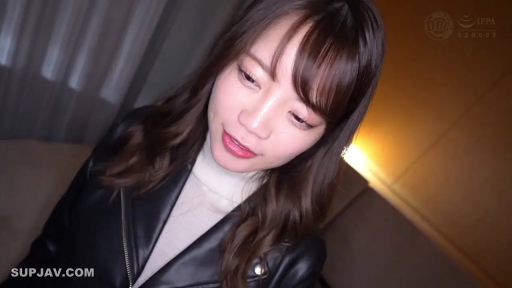 室内 · 俯身 · 脸部特写 · 自然 · 黑色皮衣 · 对视 · POV