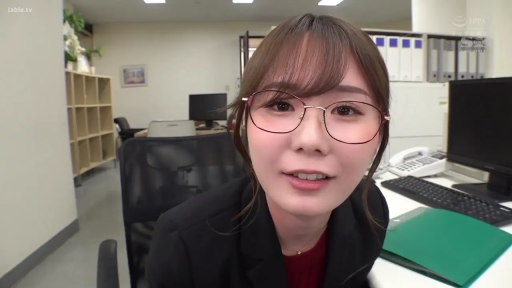 坐姿 · 眼镜 · 办公室 · 电脑 · 面部特写 · 注视 · 温柔 · 职场装