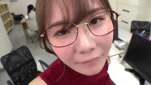 顔部のクローズアップ · 办公室 · 俯身前倾 · 红色针织衫