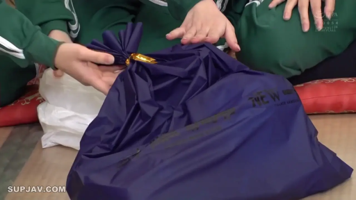 室内 · 坐姿 · 水印 · 不可见 · 运动服 · 手部特写 · 拆礼包 · 紫色礼品袋