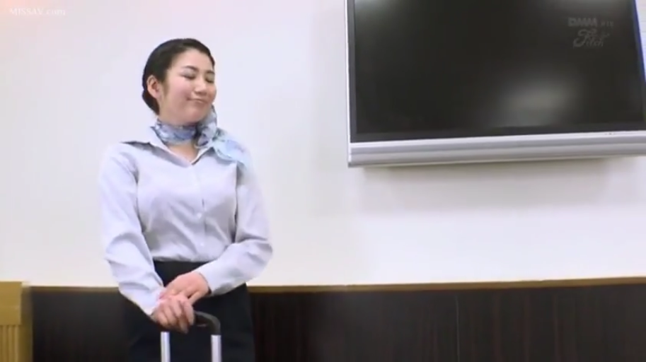 室内 · 站立 · 行李箱 · 中景 · 微笑 · 亚洲 · 空姐制服 · 握住行李箱