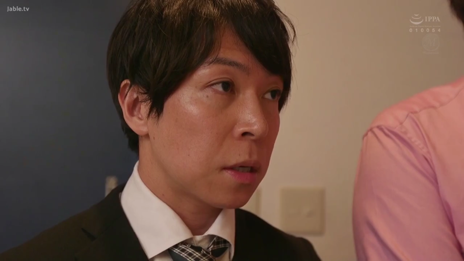 站立 · 微笑 · 面部特写 · 室内玄关 · 棕色针织衫 · 迎接交谈 · 双语字幕