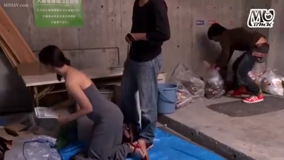 全景 · 自然 · 跪姿 · 多人 · 垃圾袋 · 地下室 · 整理物品 · 抹胸连衣裙