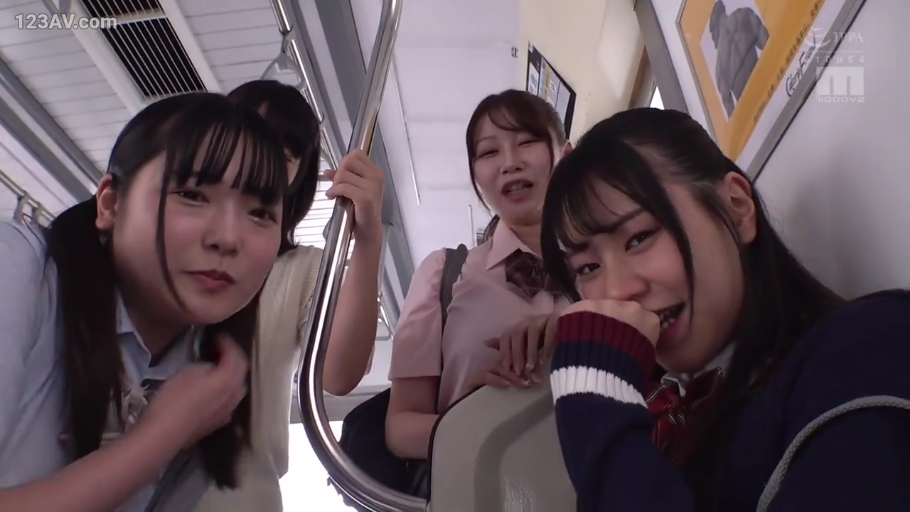 坐姿 · 摆拍 · 微笑 · 枕头 · 酒店 · 乳房 · 格子裙 · 裸乳