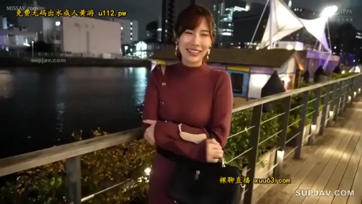 站立 · 中景 · 微笑 · 手包 · 城市背景 · 户外夜景 · 面向镜头 · 红色长袖连衣裙