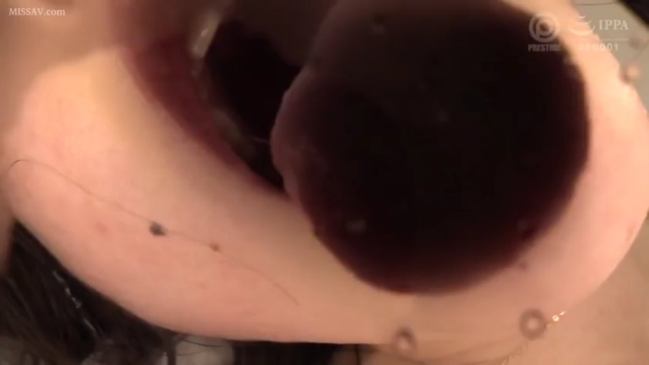 室内 · 迷离 · 仰头 · 嘴部特写 · 皮肤特写 · 红酒 · 含酒