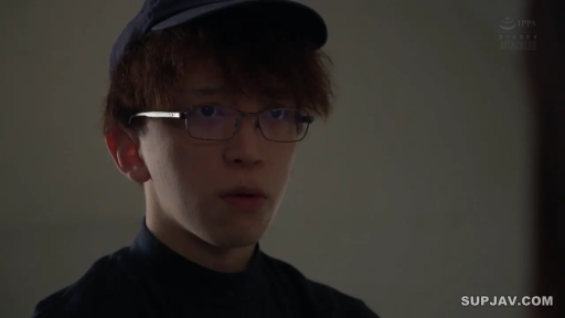 门边 · Door frame · 头部特写 · 担忧 · Peeping · 蓝色毛衣 · 齐刘海 · 侧身回头