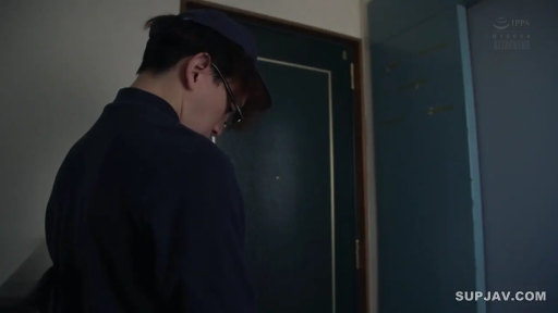 Glasses · 专注 · Stand · Male · Side face · At the door · 蓝色工装 · Enter