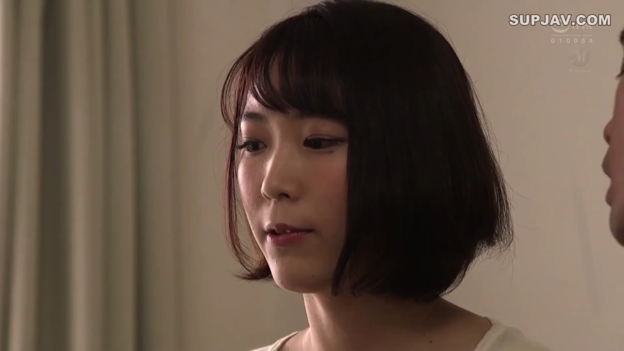 Indoor · Melancholy · Close-up of the face · Casual wear · 对话 · 侧对