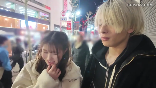 站立 · 中景 · 微笑 · 交流 · 户外街道 · 日常服装 · 街头采访