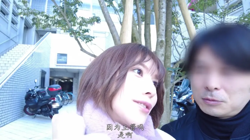 脸部特写 · 站立 · 对话 · 惊讶 · 户外街道 · 街头采访 · 冬装 · 摩托车