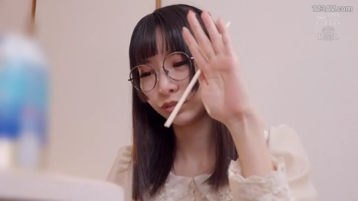 室内 · 坐姿 · 长签 · 向下凝视 · 面部特写 · 柔光 · 拿取 · 浅色蕾丝领上衣