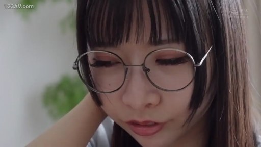 室内 · 面部 · 低头 · 眼镜 · 平静 · 灰色上衣 · 特写