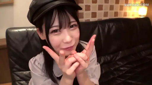 室内 · 黑色皮帽