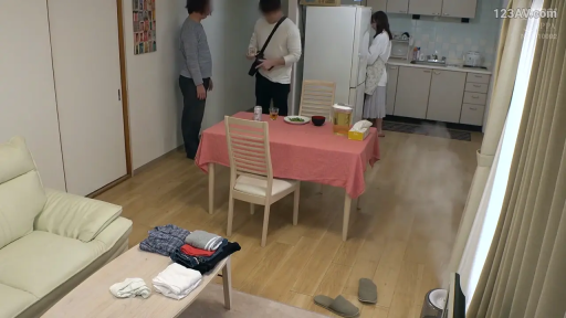 交谈 · 站立 · 全景 · 休闲装 · 厨房