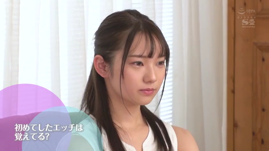 室内 · 坐姿 · 忧郁 · 面部特写 · 白色背心 · 凝视 · 日文字幕