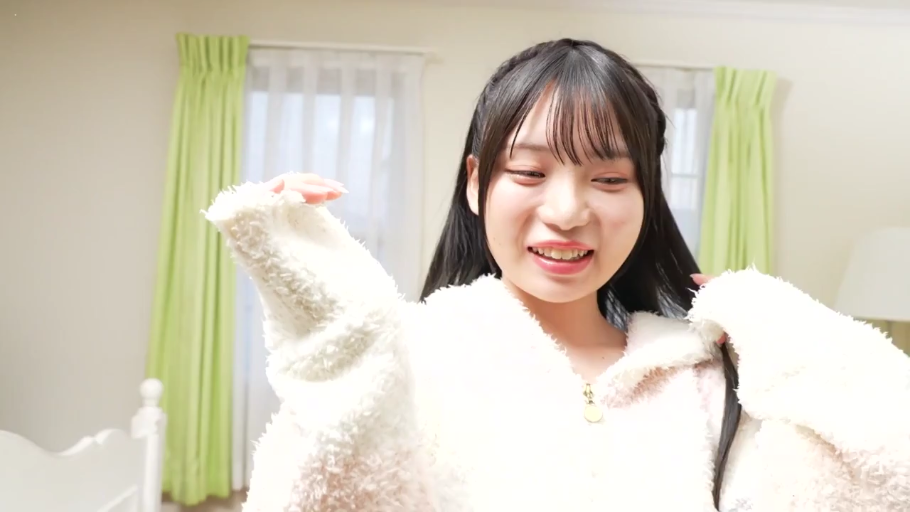 站立 · 上半身特写 · 室内卧室 · 甜美微笑 · 整理头发 · 白色毛绒外套 · 长黑发