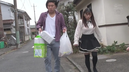 过膝袜 · 行走 · 平淡 · 购物袋 · 住宅区街道 · 购物归来