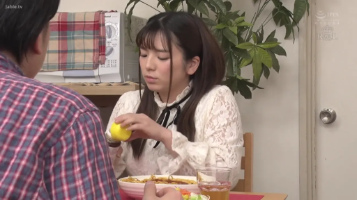 座り姿勢 · 自然 · 食卓 · 餐厅 · 休闲服 · 日常场景 · 聚餐