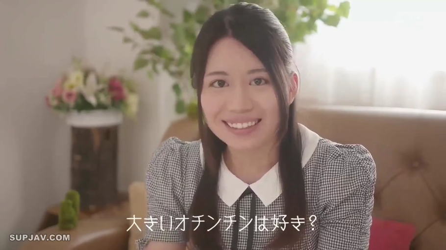 坐姿 · 字幕 · 盆栽 · 面对镜头 · 客厅 · 半身 · 笑容 · 格纹连衣裙