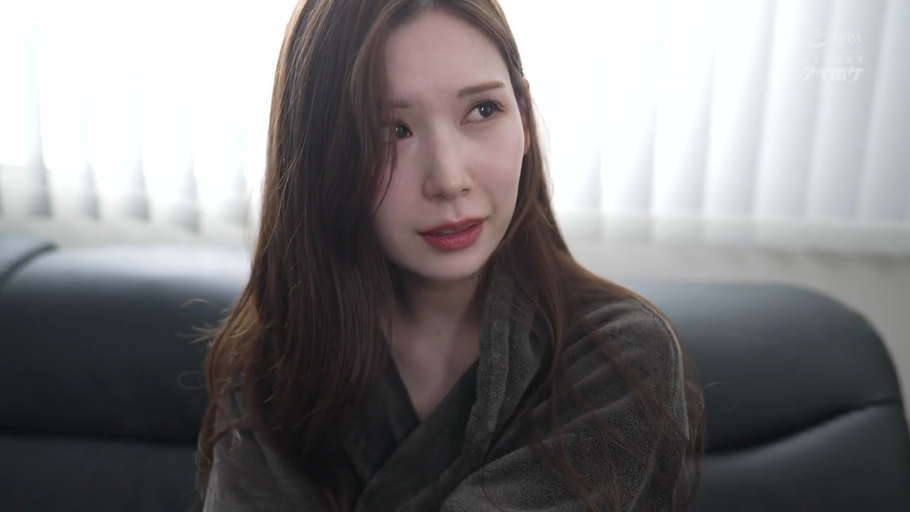 室内 · 忧郁 · 面部特写 · 凝视 · 俯视 · 柔和光线 · 深色毛衣