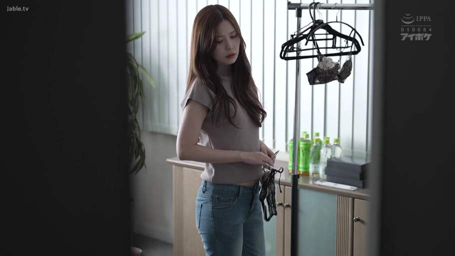 中景 · 衣架 · 更衣室 · 灰色短袖 · 长发 · 挑选内衣 · 冷淡 · 侧身站立