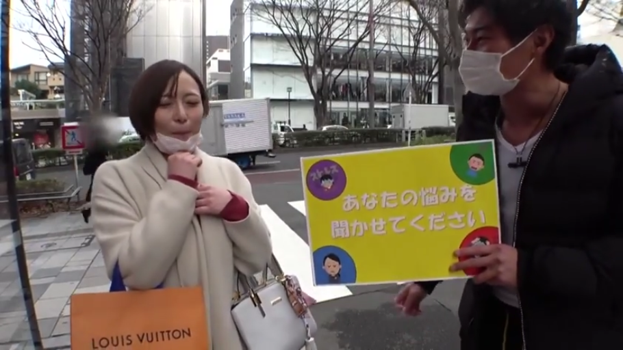 站立 · 中景 · 黄色看板 · 大衣 · 室外街道 · 街头采访 · 真人 · 害羞微笑