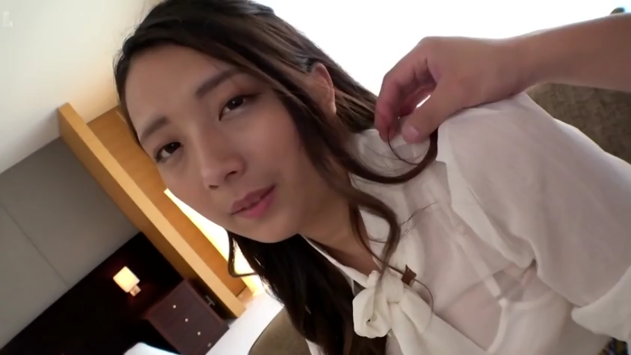 面部 · 第一视角 · 诱惑 · 凝视 · 酒店 · 床头柜 · 前倾 · 白色系带衬衫