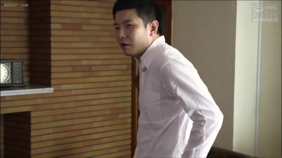 严肃 · 客厅 · 白色衬衫 · 观察 · 闹钟 · 侧立 · 壁炉