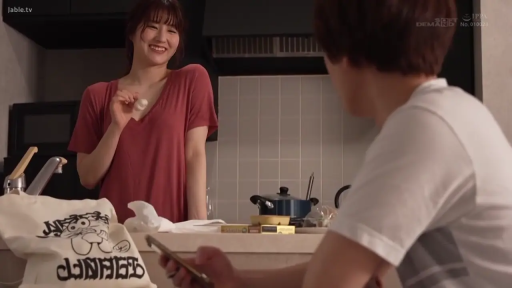 站立 · 厨房 · 红色连衣裙 · 居家生活 · 锅具 · 闲聊 · 甜美笑容